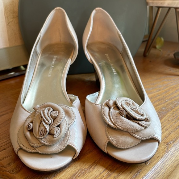 🍎 Etienne Aigner Paislyn D’Orsay leather wedge heels w leather flower toes - Picture 2 of 6